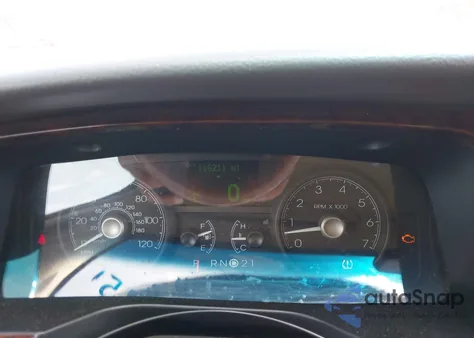 2009 Lincoln Town Car Signature Limited from USA, damaged, VIN 2LNHM82V89X631457